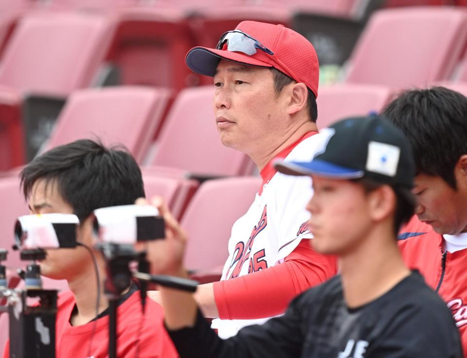 　ネット裏から練習試合を見る新井監督（撮影・田中太一）