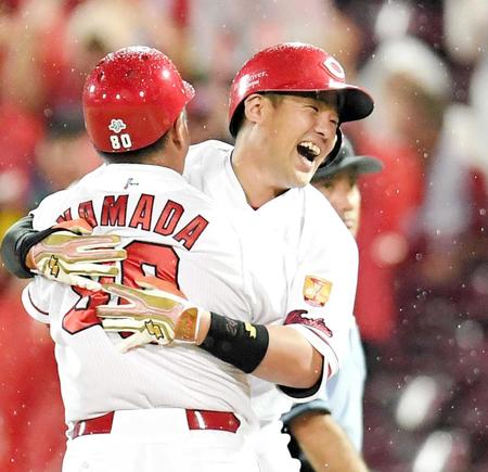 　サヨナラ打を放ち、山田コーチと抱き合って喜ぶ三好＝１９年８月２０日、マツダ