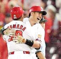 　サヨナラ打を放ち、山田コーチと抱き合って喜ぶ三好＝１９年８月２０日、マツダ