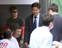 　５日、戦力外通告を受け、グラウンドのベンチへ向かい関係者にあいさつする＝マツダスタジアム（撮影・田中太一）