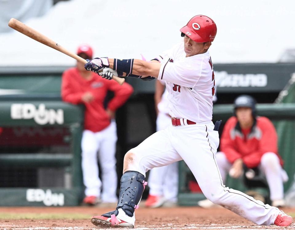 　８回、適時打を放つ野間（撮影・田中太一）