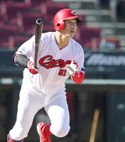 　３回、ソロを放つ小園（撮影・田中太一）