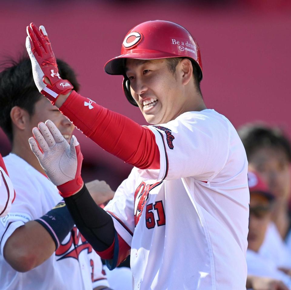 　３回、２打席連続本塁打を放った小園はナインとタッチを交わす（撮影・田中太一）