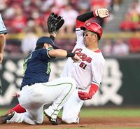 　機動力野球を取り戻し２位と健闘（写真は二盗を決める小園）