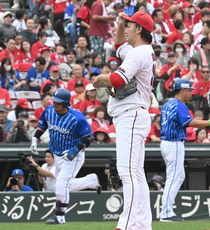 　６回、宮崎（左）に先制２ランを許す床田（撮影・田中太一）