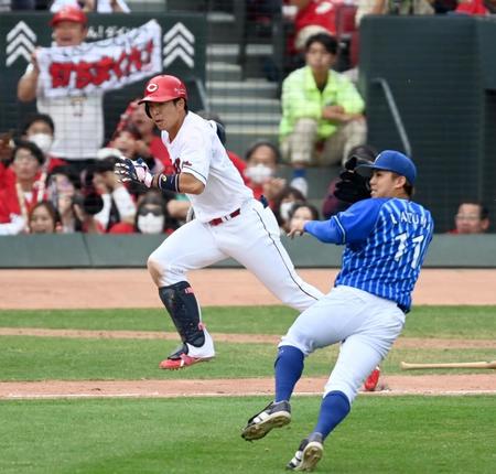 　６回、東から右前打を放つ野間（撮影・飯室逸平）