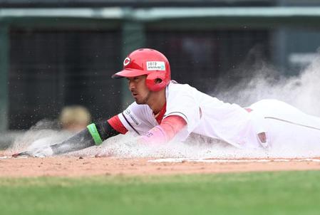 　６回、西川の犠飛で生還する菊池（撮影・田中太一）