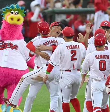 　秋山を抱きしめる新井監督（撮影・飯室逸平）