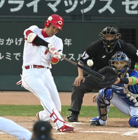 　１１回、サヨナラ打を放つ秋山（撮影・飯室逸平）