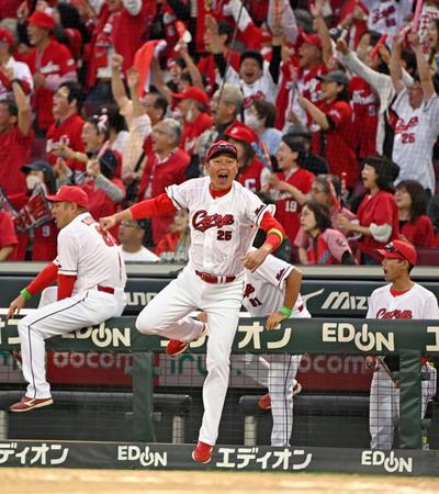 　ＤｅＮＡにサヨナラ勝ちし、ベンチを飛び出す新井監督（中央）