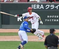 　６回、追撃の犠飛を放つ西川（投手・東）＝撮影・飯室逸平