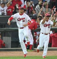 　サヨナラにベンチを飛び出し歓喜する新井監督（撮影・飯室逸平）