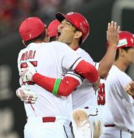 　１１回、サヨナラ打を放った秋山は新井監督と抱き合って歓喜する（撮影・田中太一）