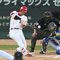 　１１回、サヨナラ打を放つ秋山（撮影・飯室逸平）