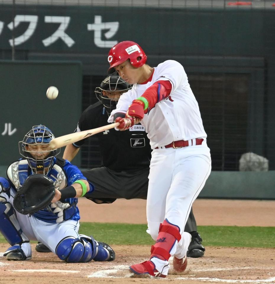 　１１回、二塁打を放つ堂林（撮影・飯室逸平）