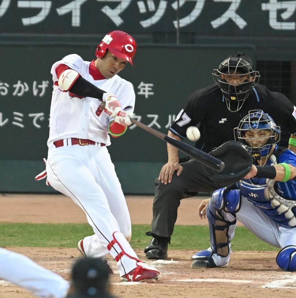 　１１回、サヨナラ打を放つ秋山（撮影・飯室逸平）