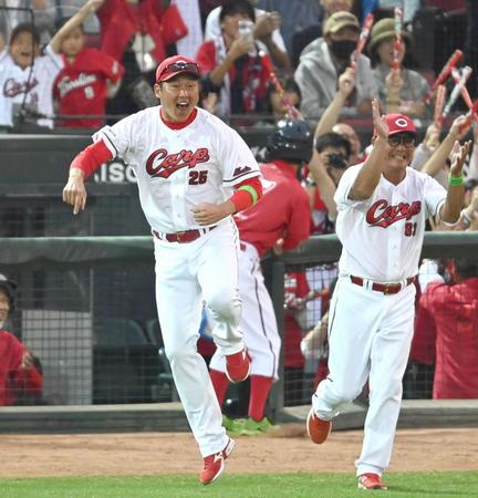 　サヨナラにベンチを飛び出し歓喜する新井監督（撮影・飯室逸平）