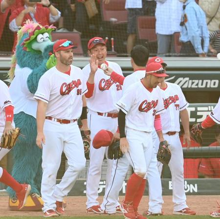 栗林からウイニングボールを受け取る新井監督（中央）＝撮影・飯室逸平