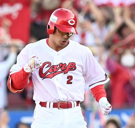 ８回、勝ち越し適時打を放ちガッツポーズを決める田中（撮影・田中太一）