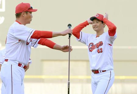 試合後、新井監督（左）に促されあいさつする島内（撮影・田中太一）