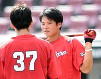 　野間と話をする韮沢（撮影・田中太一）