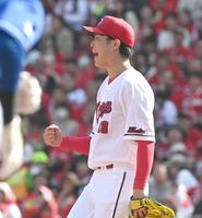 　４回、大和を打ち取り、ガッツポーズを決める森下（撮影・田中太一）