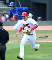 　２回、山本の打球をはじき素早く処理する森下（撮影・飯室逸平）