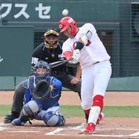 ６回、代打末包が左越えに本塁打を放つ