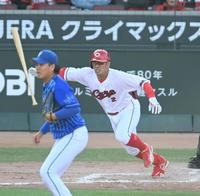 ８回、勝ち越しタイムリーを放つ田中（撮影・飯室逸平）