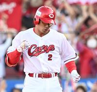 ８回、勝ち越し適時打を放ちガッツポーズを決める田中（撮影・田中太一）