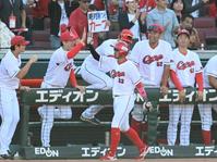 ８回、勝ち越しに沸くカープナイン（撮影・飯室逸平）