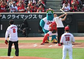 広島ＣＳ　鈴木誠也が私服姿で始球式にサプライズ登場　新井監督に５分前に呼ばれる「恐ろしいです」客席大歓声　投手役は山本浩二氏、黒田博樹氏の姿も