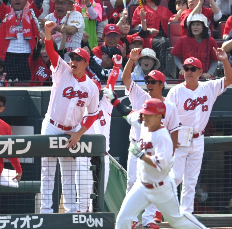 １回、西川の先制ソロに歓喜する新井監督（左）＝撮影・飯室逸平