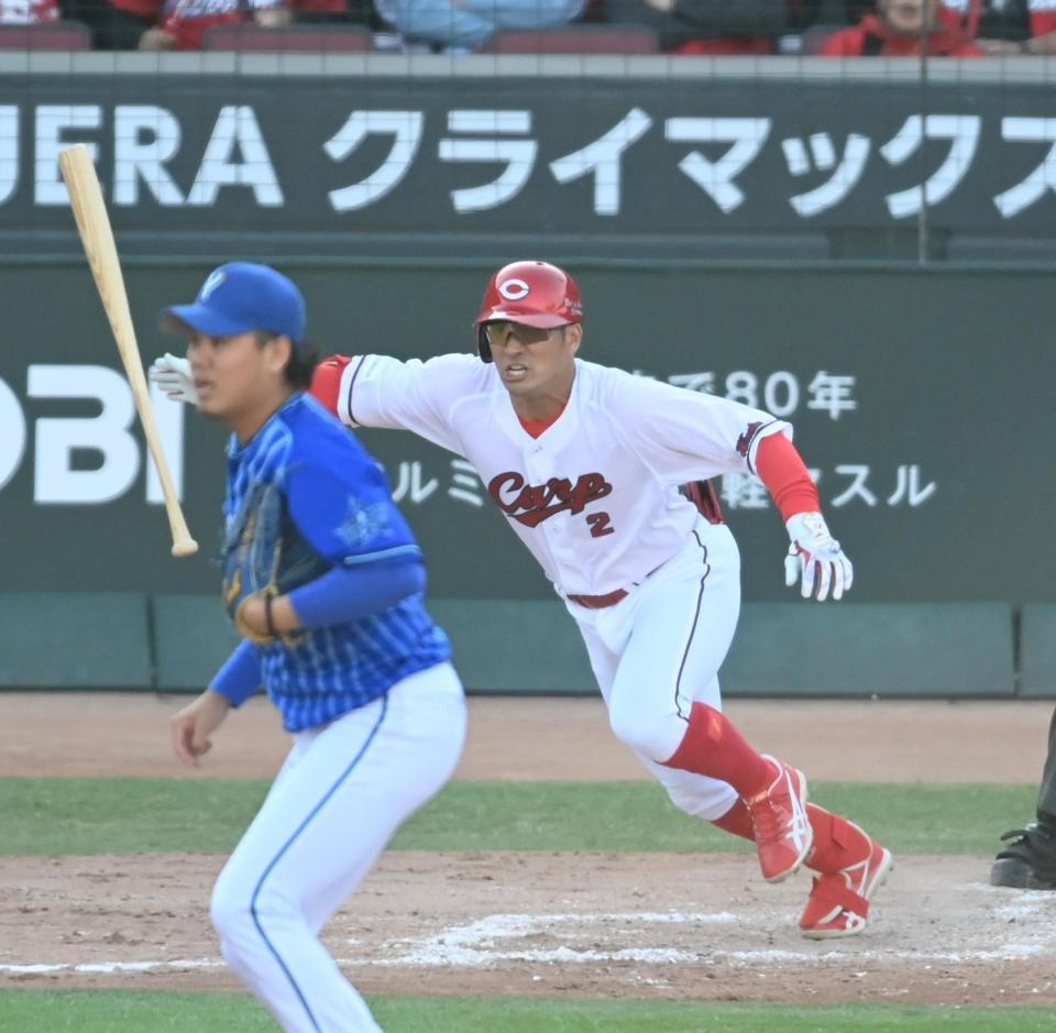 ８回、勝ち越しタイムリーを放つ田中（撮影・飯室逸平）