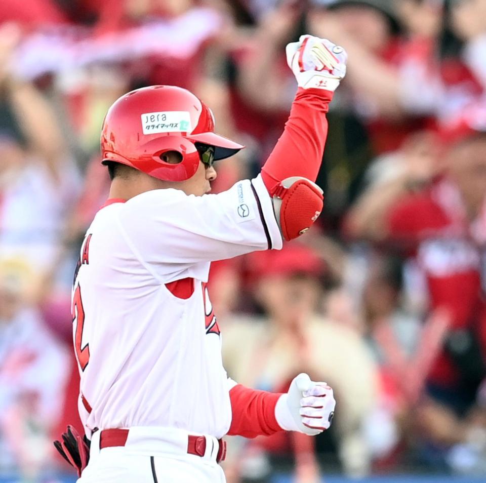 ８回、勝ち越し適時打を放ちガッツポーズを決める田中（撮影・田中太一）