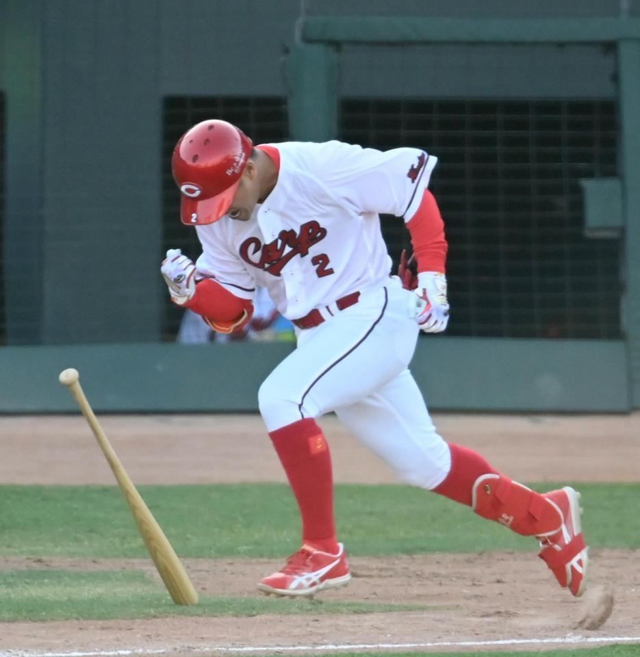 ８回、勝ち越し打を放った田中はこん身のガッツポーズ（撮影・飯室逸平）