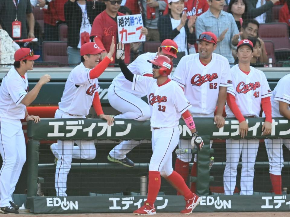 ８回、勝ち越しに沸くカープナイン（撮影・飯室逸平）
