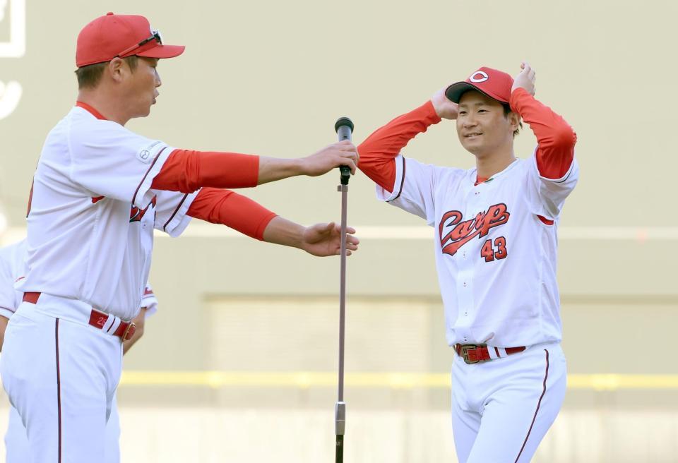 試合後、新井監督（左）に促されあいさつする島内（撮影・田中太一）