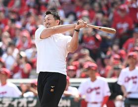 後輩本塁打も無表情→アイス頰張る　カメラに抜かれた鈴木誠也の姿にネット爆笑「ワロタ」「可愛い」広島ファンのハート鷲づかみ