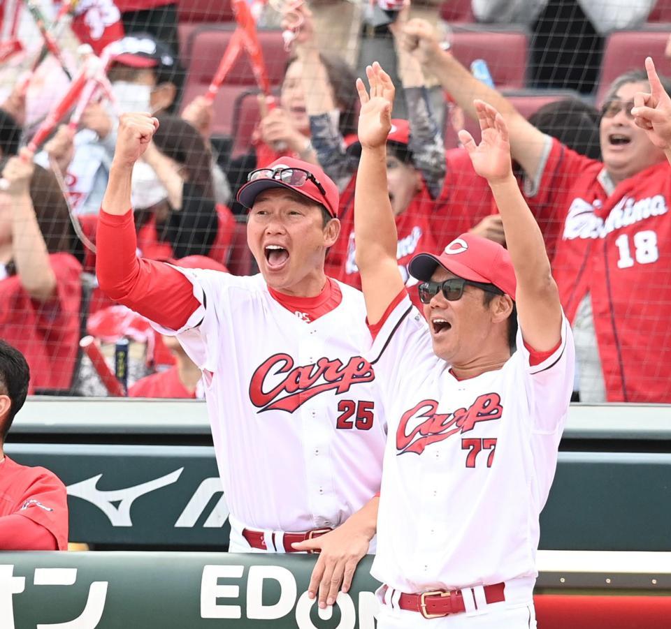 ６回、末包のソロで大興奮する新井監督と藤井ヘッドコーチ（撮影・田中太一）