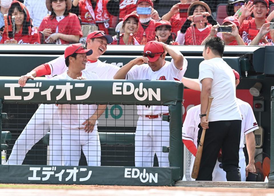 　鈴木誠也に笑顔を見せる新井監督（撮影・田中太一）