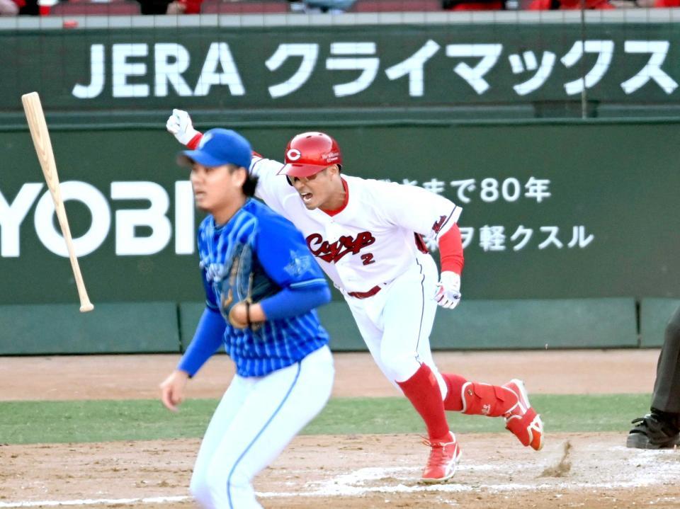 　８回、決勝タイムリーを放ち、雄たけびを上げる田中（投手・上茶谷）＝撮影・飯室逸平