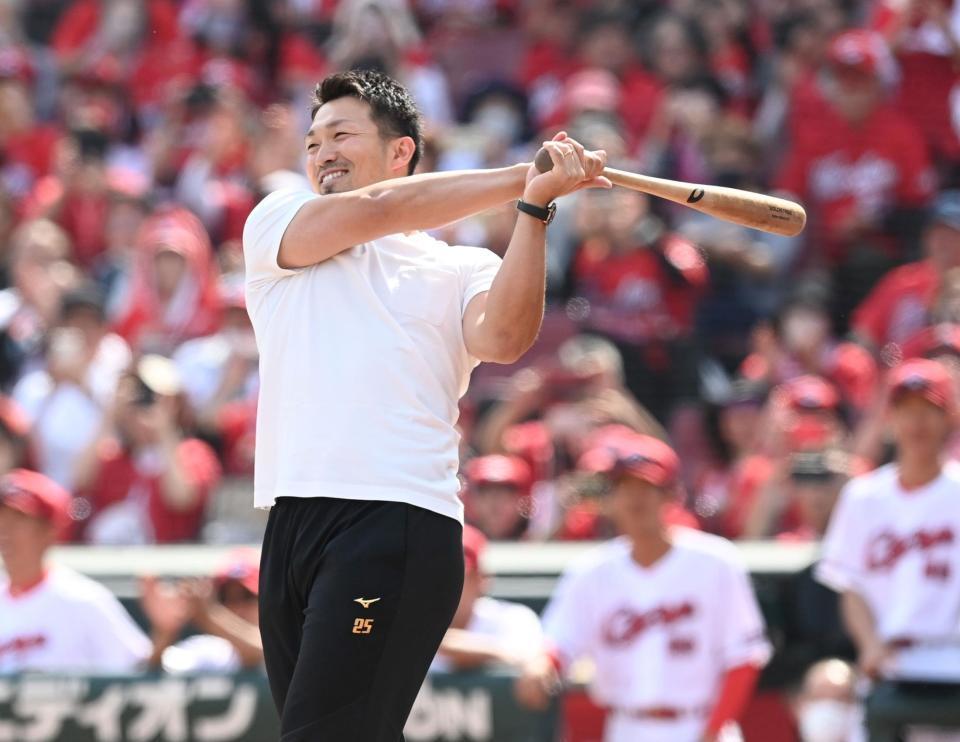 　山本浩二氏の始球式で急きょ打席に立ったカブス・鈴木誠也（１５日）