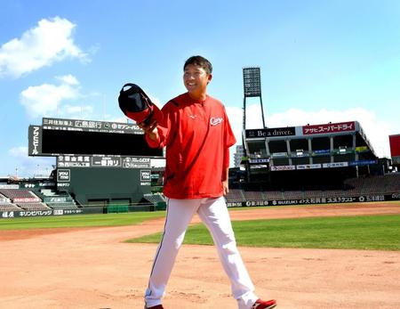 　必ずここへ帰ってくる！ー。笑顔でグラウンドを見渡す新井監督（撮影・田中太一）