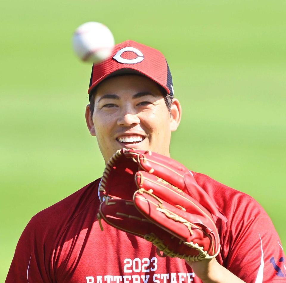 　リラックスした表情でキャッチボールをする九里（撮影・田中太一）