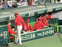 ８回表が終了して選手の交代を告げ、ベンチへ引き揚げる広島・新井貴浩監督（２５）＝撮影・立川洋一郎