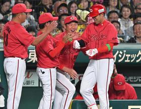 セＣＳも２位・広島が先制！阪神・村上が小園に三塁打を浴び、秋山に犠飛を許す　岡田監督は１点ＯＫシフト