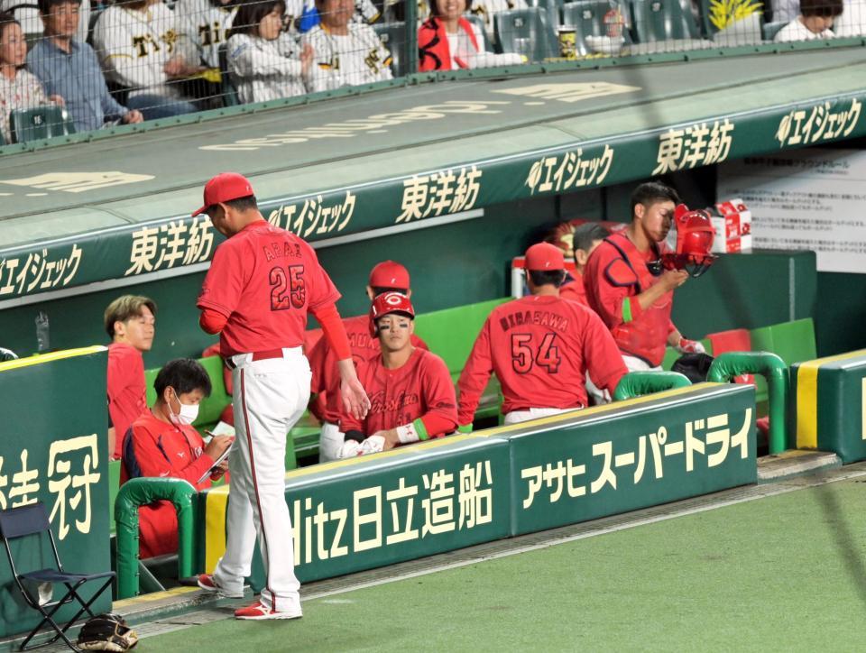 ８回表が終了して選手の交代を告げ、ベンチへ引き揚げる広島・新井貴浩監督（２５）＝撮影・立川洋一郎