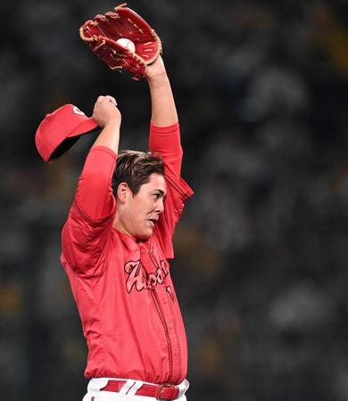 　５回、マウンドで汗をふく九里（撮影・田中太一）