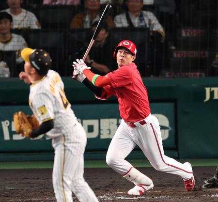 　４回、先制の右犠飛を放つ秋山